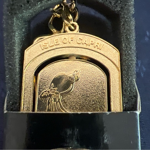 Vintage Isle of Capri Blackhawk Co Goldtone Keychain New In Box - Picture 3 of 7
